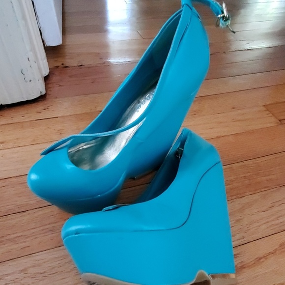 Shoes - Picture 4 of 4